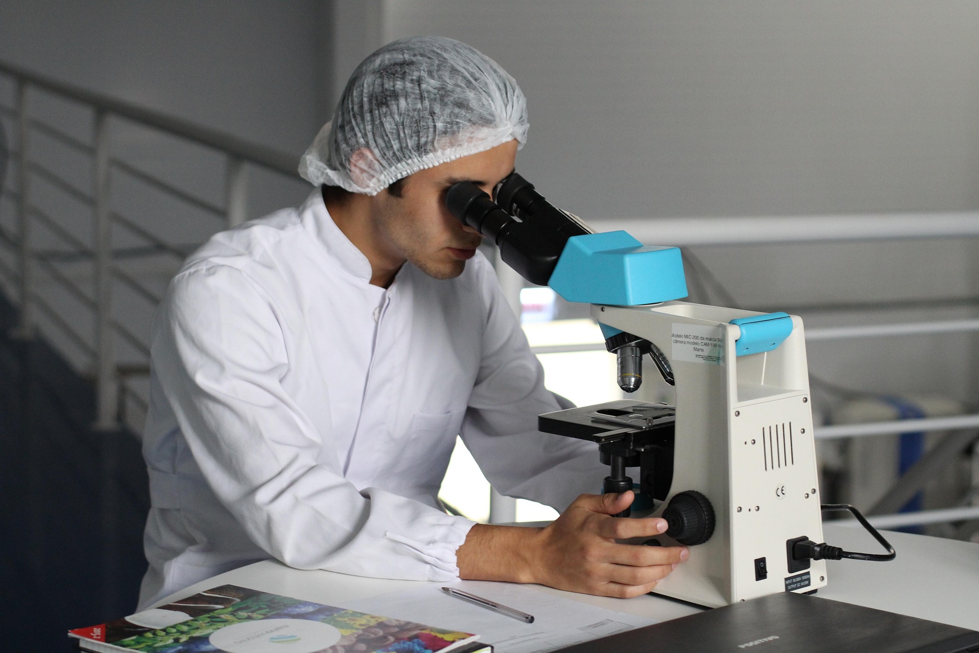 scientist-2141259_1920